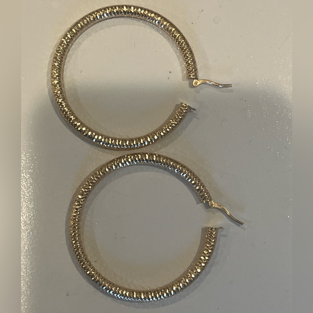 14k real gold large hoop earrings.Weight is 5.5 grams.